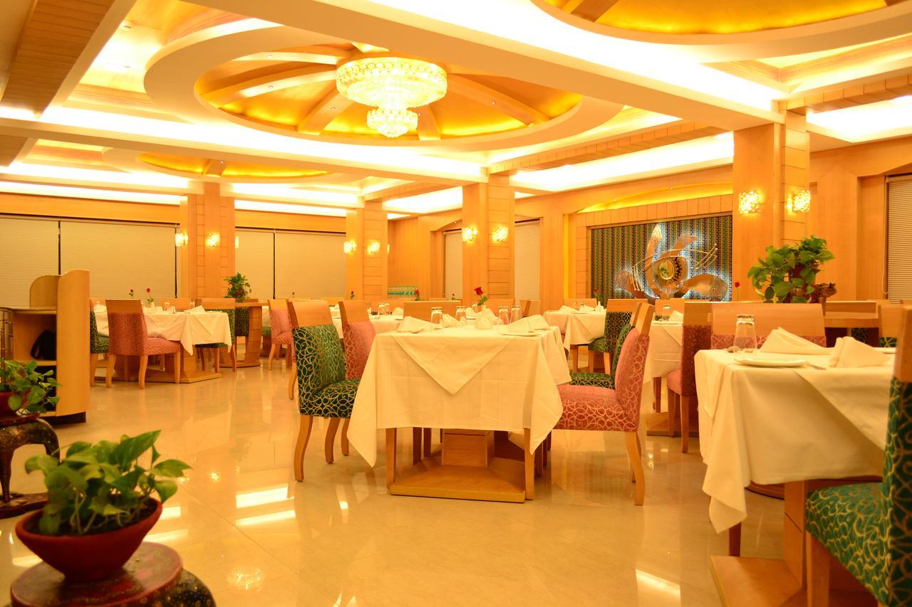 Golden Gate Hotel Indore Esterno foto