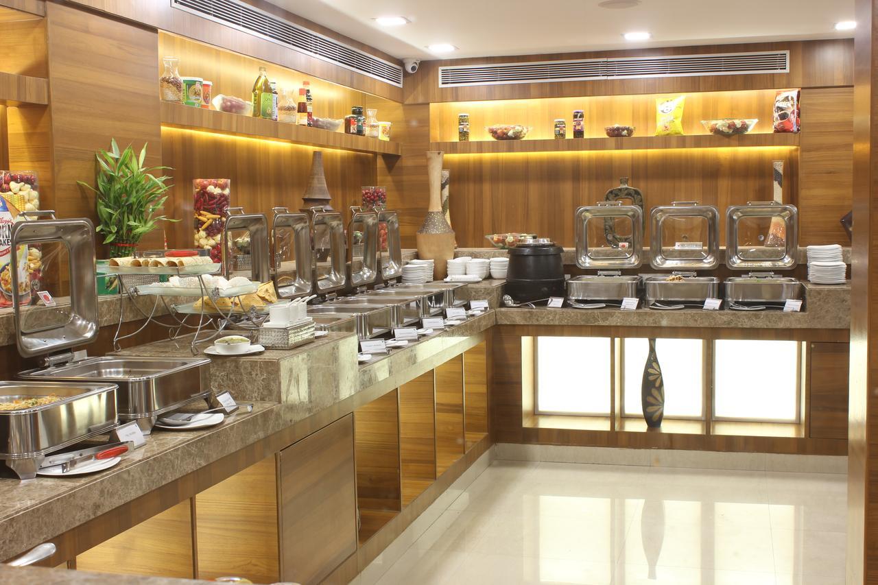 Golden Gate Hotel Indore Esterno foto